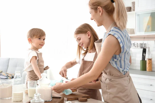 Mãe e filhos fazendo refeição juntos na cozinha. Conceito de aulas de culinária — Fotografia de Stock