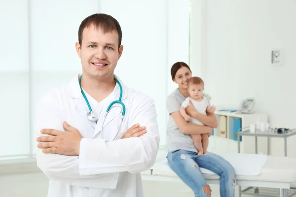 Retrato de médico de família e mãe feliz com bebê saudável no hospital — Fotografia de Stock