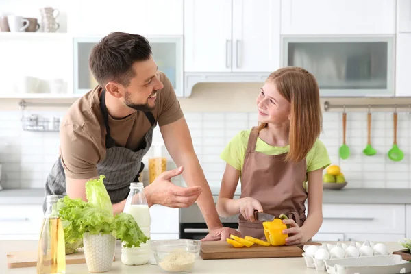 Padre e hija haciendo comida —  Fotos de Stock