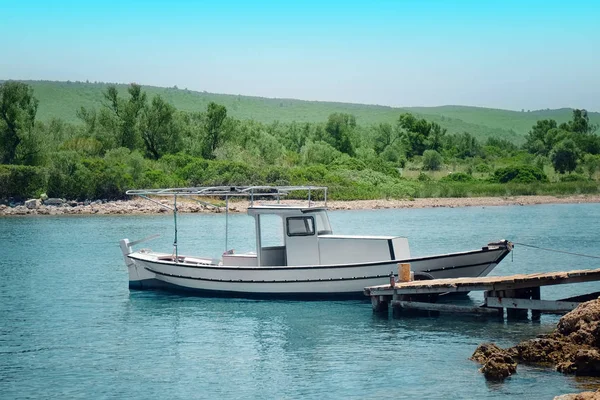 Utsikt över vackra havet kusten med båt på solig dag — Stockfoto