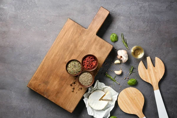 Komposition mit Holzbrett und Zutaten zum Kochen auf dem Tisch — Stockfoto