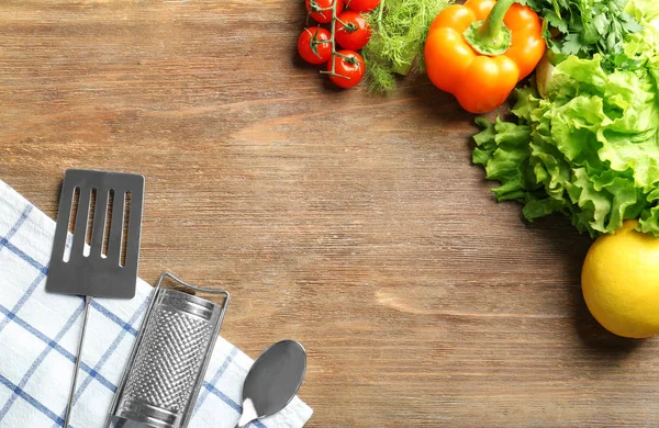 Küchenutensilien und Gemüse auf einem Holztisch. Kochkurskonzept — Stockfoto