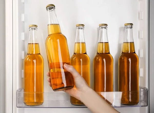 Mujer tomando una botella de limonada de la nevera abierta —  Fotos de Stock