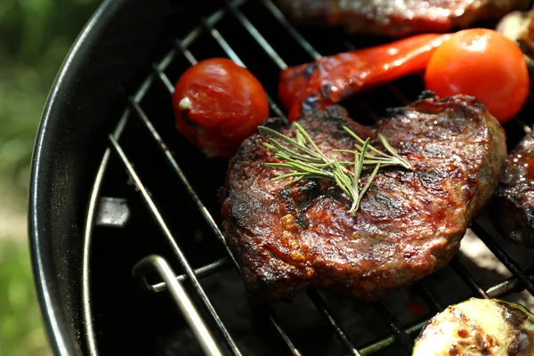 Biff och grönsaker på grillen — Stockfoto