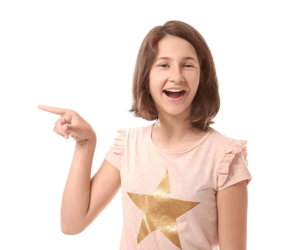 Bastante adolescente posando sobre fondo blanco — Foto de Stock