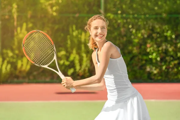 Junge Frau spielt Tennis — Stockfoto