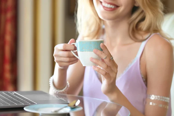 若い女性がコーヒーを飲む — ストック写真