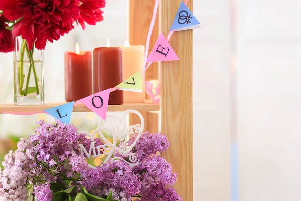 Unidade de prateleira decorada para casamento lésbico, dentro de casa — Fotografia de Stock