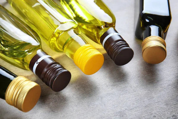 Bottiglie con olio da cucina diverso — Foto Stock