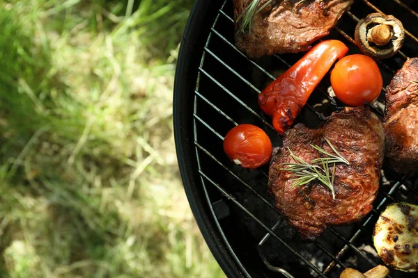 Steki i warzywa na grillu — Zdjęcie stockowe