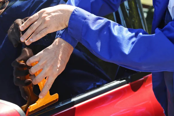 Trabajador aplicando lámina de teñido en el coche — Foto de Stock