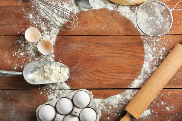 Rahmen aus Mehl und Zutaten auf dem Küchentisch. Kochkurskonzept — Stockfoto