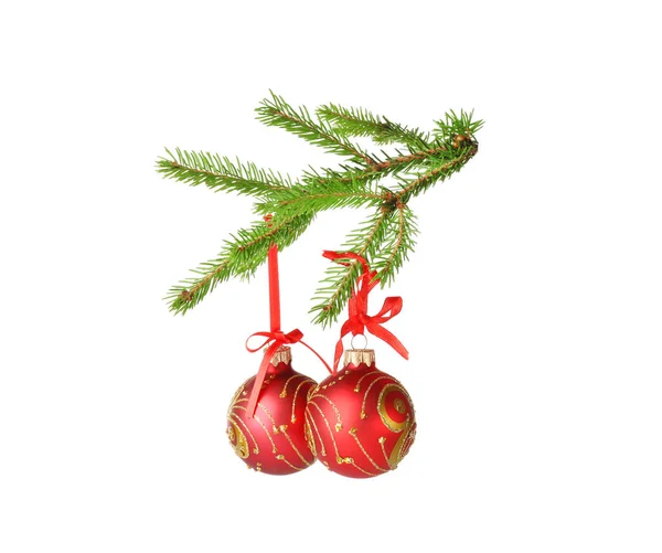 Χριστούγεννα μπάλες κρέμονται στο υποκατάστημα δέντρο έλατο — Φωτογραφία Αρχείου