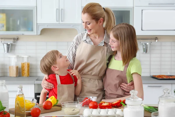 Mãe e filhos fazendo refeição juntos na cozinha. Conceito de aulas de culinária — Fotografia de Stock