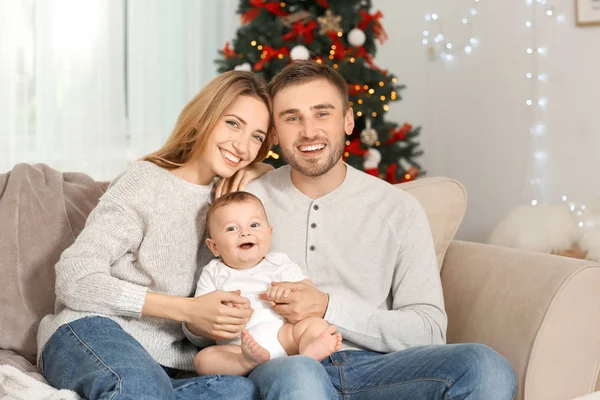 Orang tua bahagia dengan bayi di kamar dekorasi untuk Natal — Stok Foto
