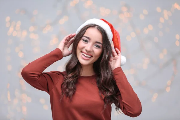 Красивая дама в рождественской шляпе — стоковое фото