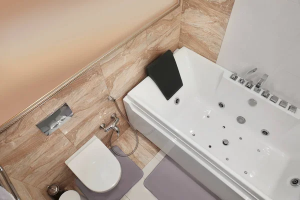 Интерьер светлой ванной комнаты — стоковое фото