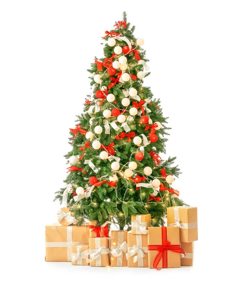 Hermoso árbol de Navidad con regalos sobre fondo blanco — Foto de Stock