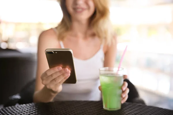 年轻女子与杯柠檬水 — 图库照片