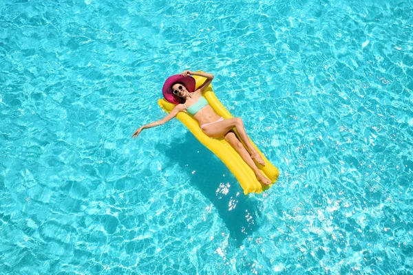 Jovem mulher na piscina azul — Fotografia de Stock