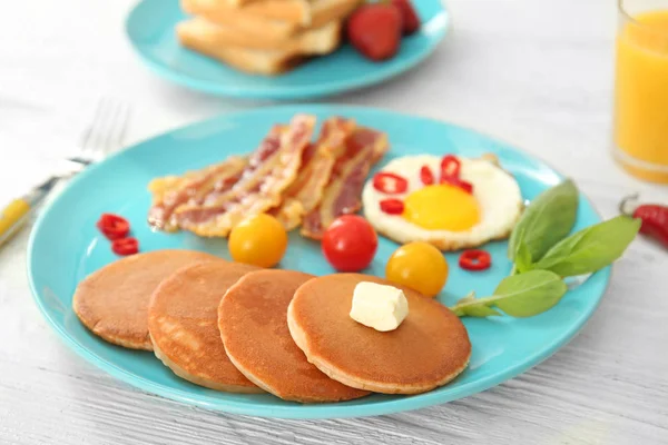Lekker ontbijt met pannenkoeken — Stockfoto