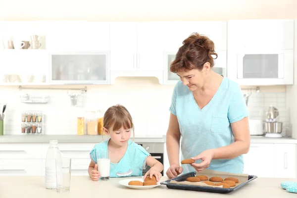 Menina e avó na cozinha — Fotografia de Stock