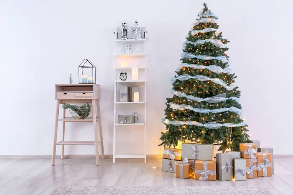 Hediye kutularıyla Noel ağacı 