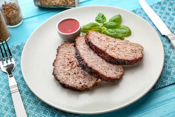 Placă cu carne de curcan feliată pe masă — Fotografie, imagine de stoc