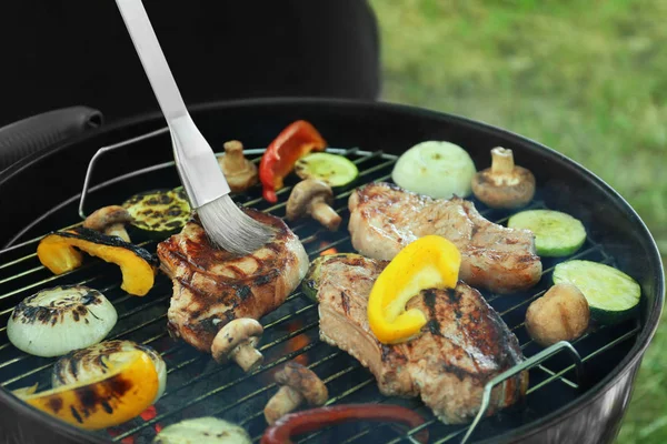 Steaks and vegetables on grill — Stock Photo, Image