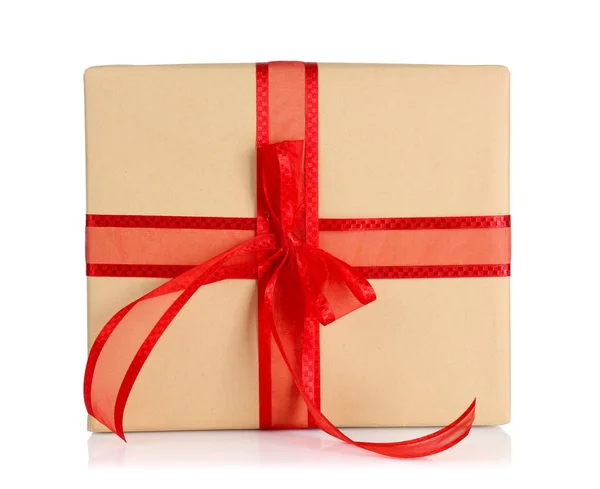 Подарункова коробка з червоною стрічкою — стокове фото