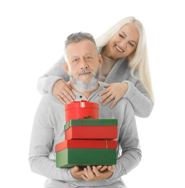 Feliz pareja de ancianos sosteniendo regalos de Navidad sobre fondo blanco — Foto de Stock