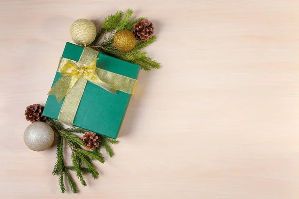 Κουτί δώρου και χριστουγεννιάτικες διακοσμήσεις σε ξύλινο τραπέζι — Φωτογραφία Αρχείου