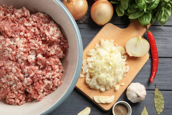 Mangkuk dengan kalkun tanah dan bahan-bahan untuk meatloaf lezat di atas meja kayu — Stok Foto