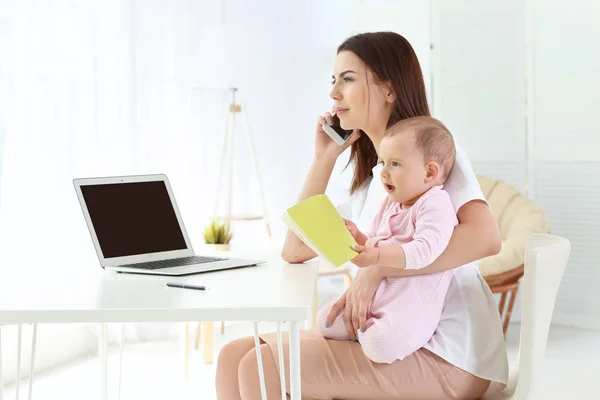 Mother holding baby — Stock Photo, Image