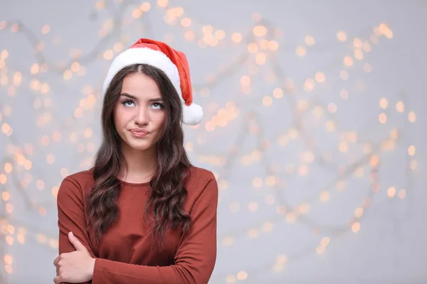 Bastante emotiva dama en sombrero de Navidad —  Fotos de Stock