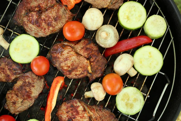 Steaks und Gemüse auf dem Grill — Stockfoto