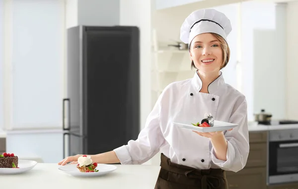 Vrouwelijke chef-kok met heerlijke desserts — Stockfoto