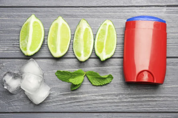 Samenstelling met deodorant voor mannen op houten achtergrond — Stockfoto