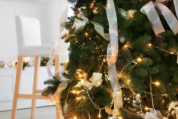 Kerstboom in de woonkamer — Stockfoto