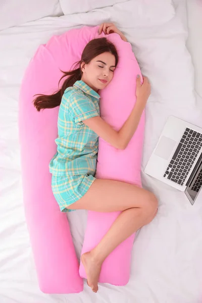 Młoda kobieta śpi w łóżku — Zdjęcie stockowe