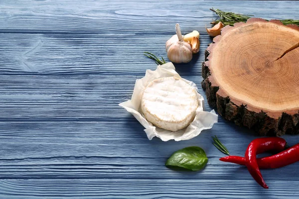 Composizione con asse di legno, formaggio morbido e verdure in tavola — Foto Stock