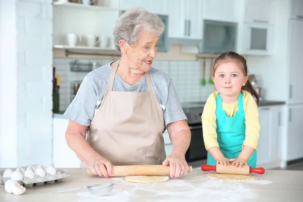 Petite fille et grand-mère sur la cuisine — Photo