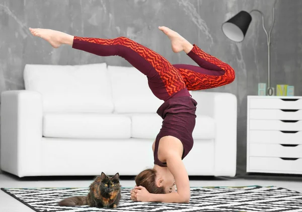 Mujer joven practicando yoga — Foto de Stock