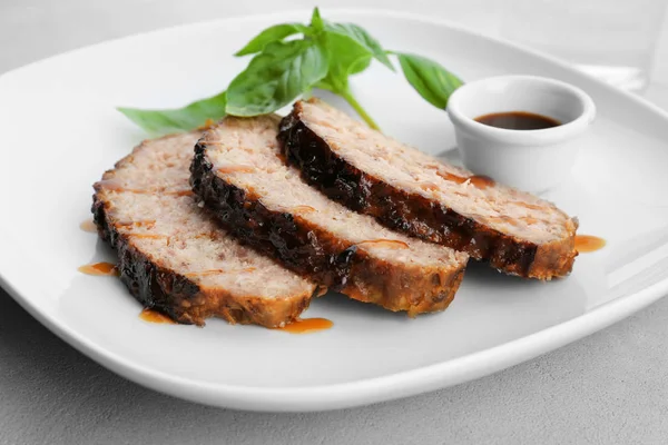 Placă cu carne de curcan feliată pe masă — Fotografie, imagine de stoc