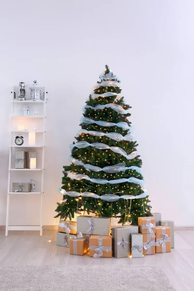 Χριστουγεννιάτικο δέντρο με κουτιά δώρων — Φωτογραφία Αρχείου