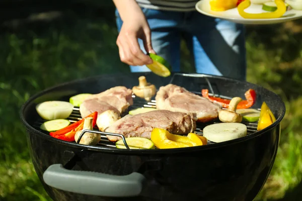 Femme préparant des steaks barbecue — Photo