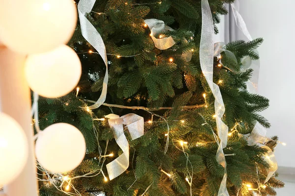 Closeup view από όμορφα διακοσμημένο χριστουγεννιάτικο δέντρο — Φωτογραφία Αρχείου