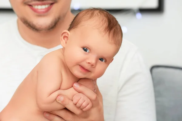 Padre che tiene in braccio un neonato carino a casa, primo piano — Foto Stock