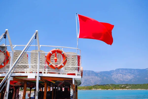 Nowoczesnych łodzi z czerwoną flagą na słoneczny dzień — Zdjęcie stockowe