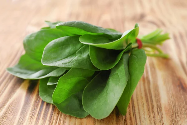Fresh spinach bunch on wooden background — Stock Photo, Image